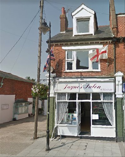 FREEHOLD STYLISH LADIES HAIR SALON WITH FAMILY HOME IN WALTON ON THE NAZE