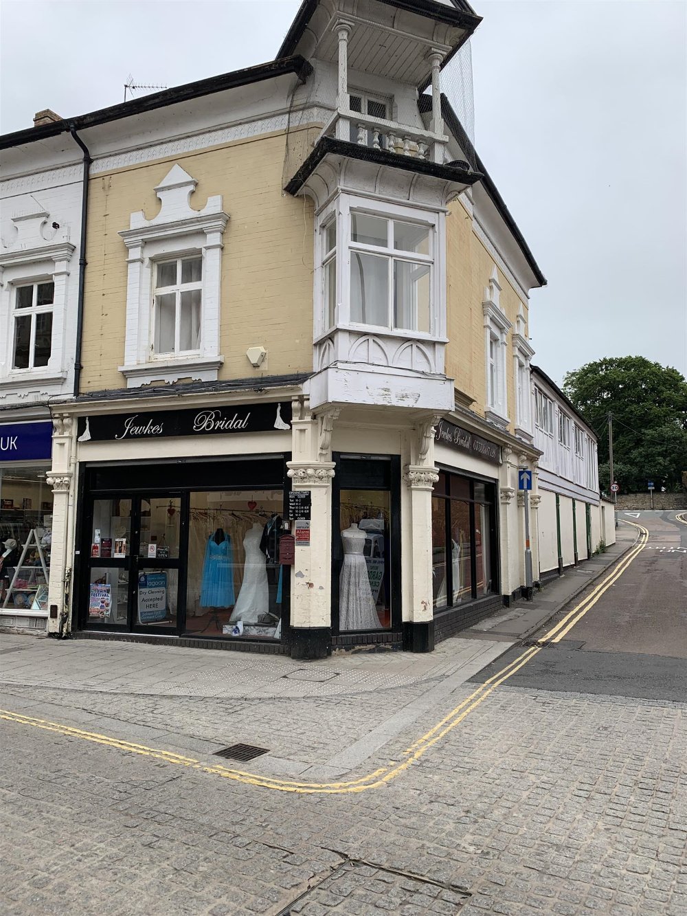 BRIDAL WEAR & GENTS FORMAL HIRE WITH ALTERATIONS IN RUSHDEN TOWN CENTRE 