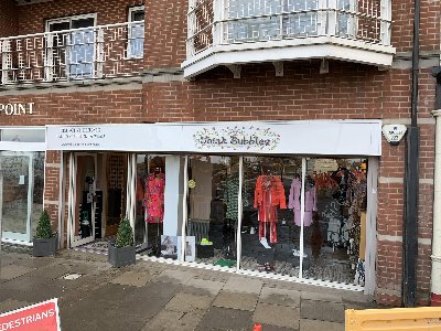 SUPERB DESIGNER LADIES FASHIONS & ACCESSORIES BOUTIQUE ON CLEETHORPES SEAFRONT 