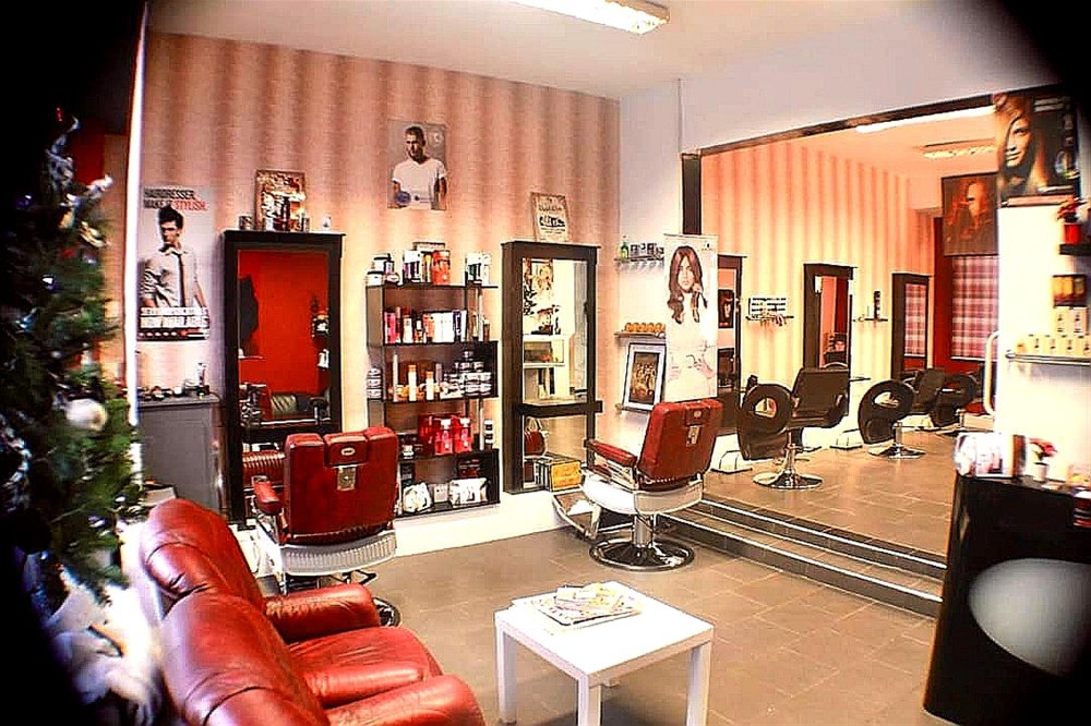 STYLISH UNISEX HAIR SALON WITH PRIVATE APARTMENT IN ST HELENS